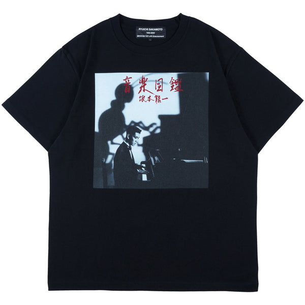 MLE 坂本龍一 「音楽図鑑」 TEE《2025年12月発売・発送予定 受注期間は9月27日まで》