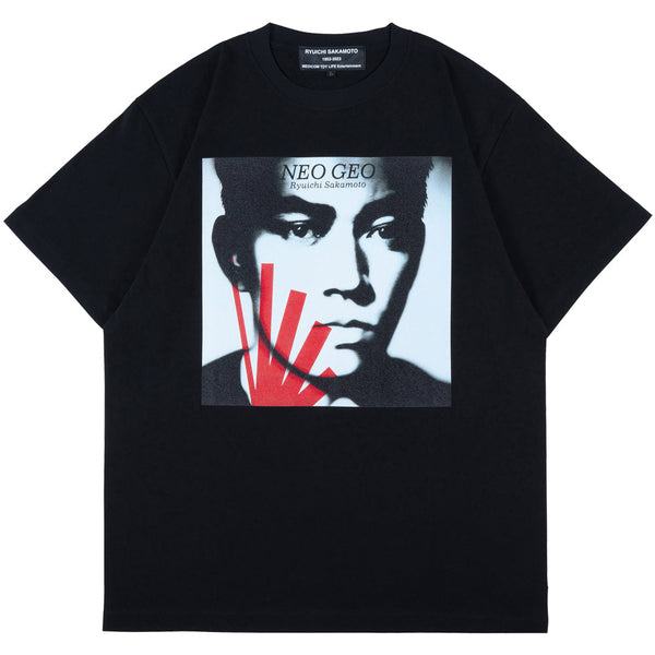MLE 坂本龍一 「NEO GEO」 TEE《2025年12月発売・発送予定 受注期間は9月27日まで》